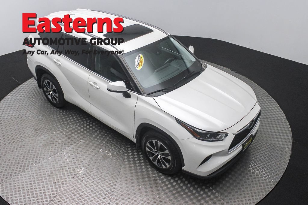 Used 2021 Toyota Highlander XLE AWD/4WD image 3
