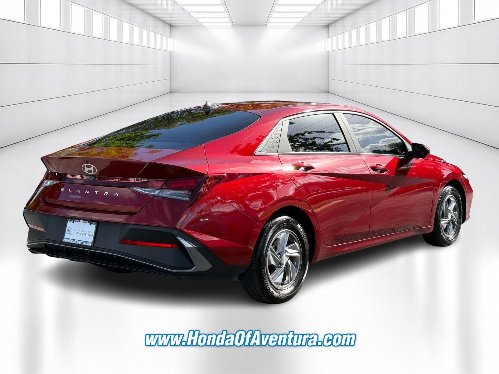 Used 2024 Hyundai Elantra SE FWD image 5