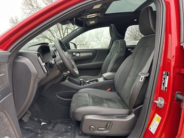 Certified 2023 Volvo XC40 B5 Plus w/ Climate Package image 17