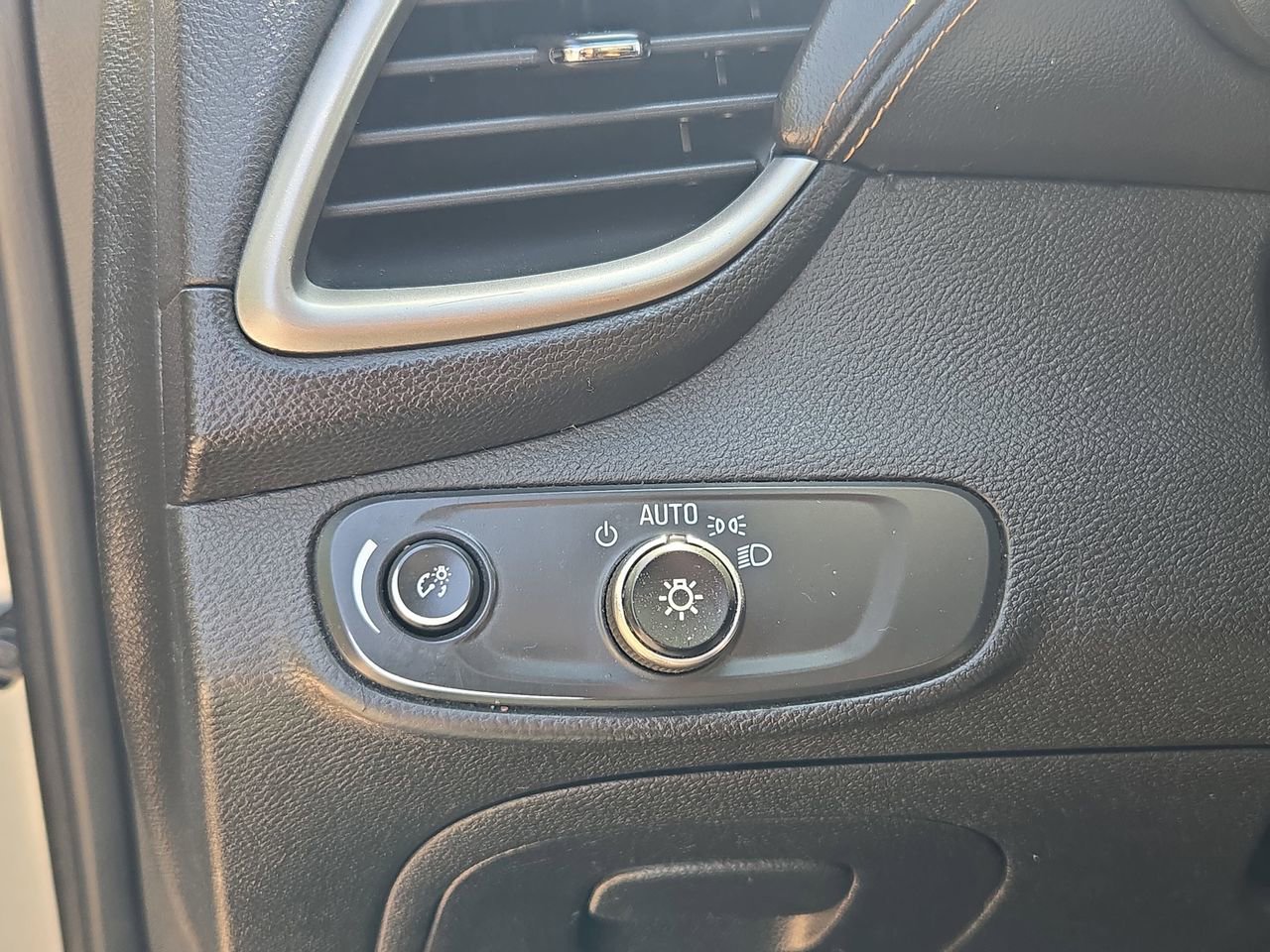 Used 2019 Chevrolet Trax LT FWD image 13