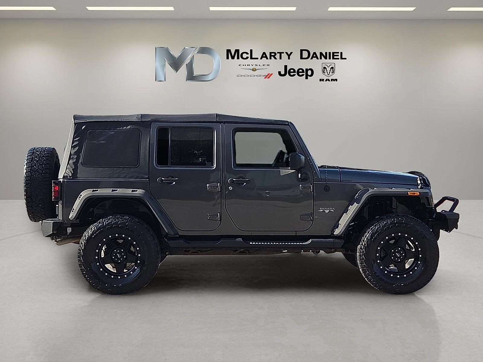 Used 2017 Jeep Wrangler Unlimited Sahara w/ Connectivity Group AWD/4WD image 6