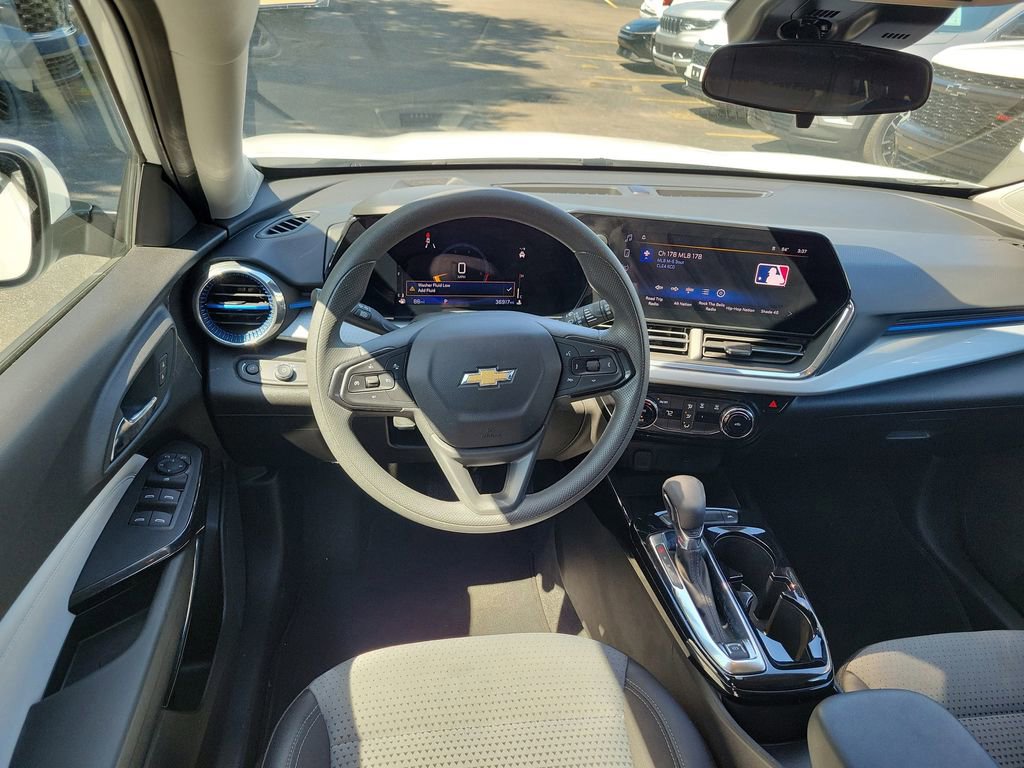 Used 2025 Chevrolet Trax LT FWD image 12
