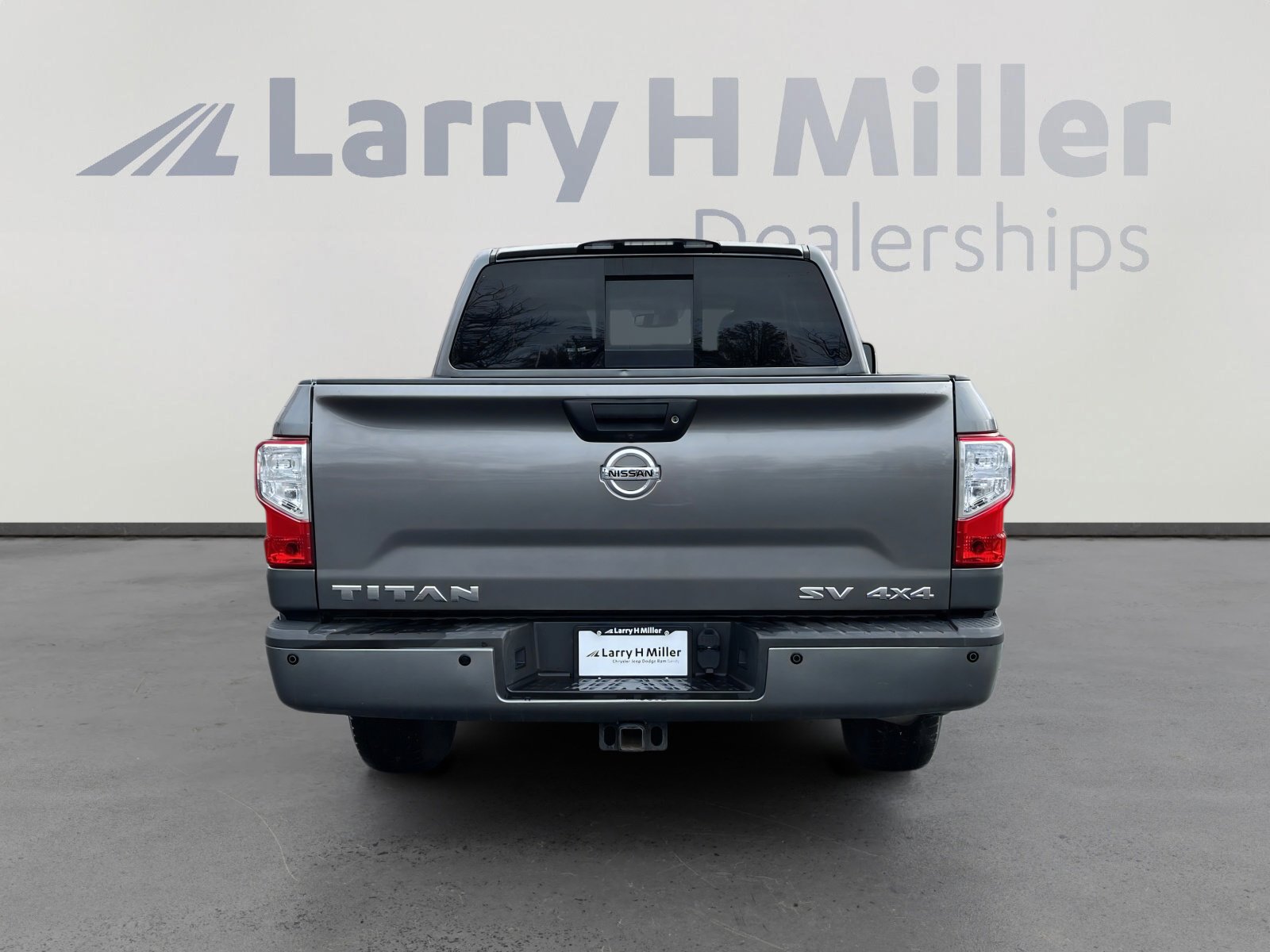 Used 2017 Nissan Titan SV image 7