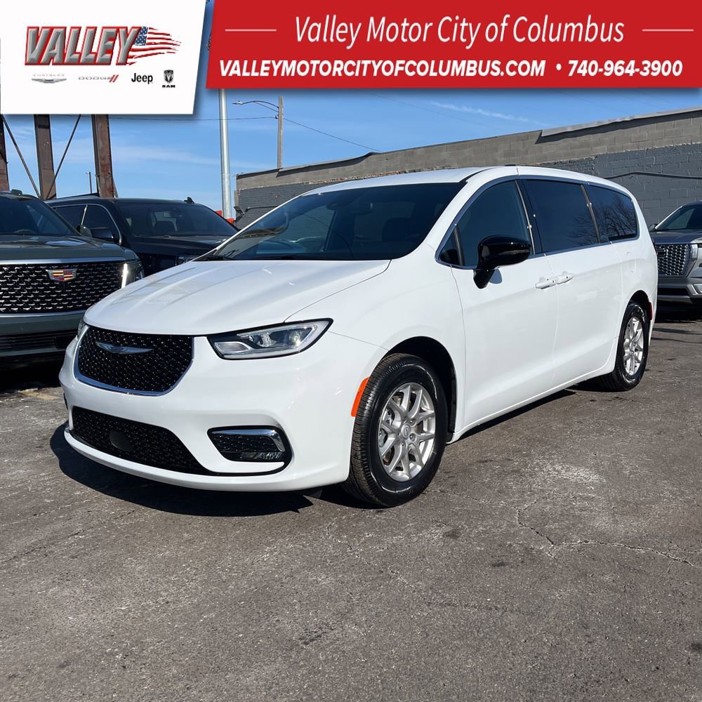 Used 2026 Chrysler Pacifica Select image 1