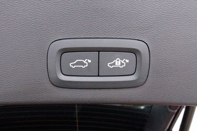 Certified 2025 Volvo XC40 B5 Plus image 37