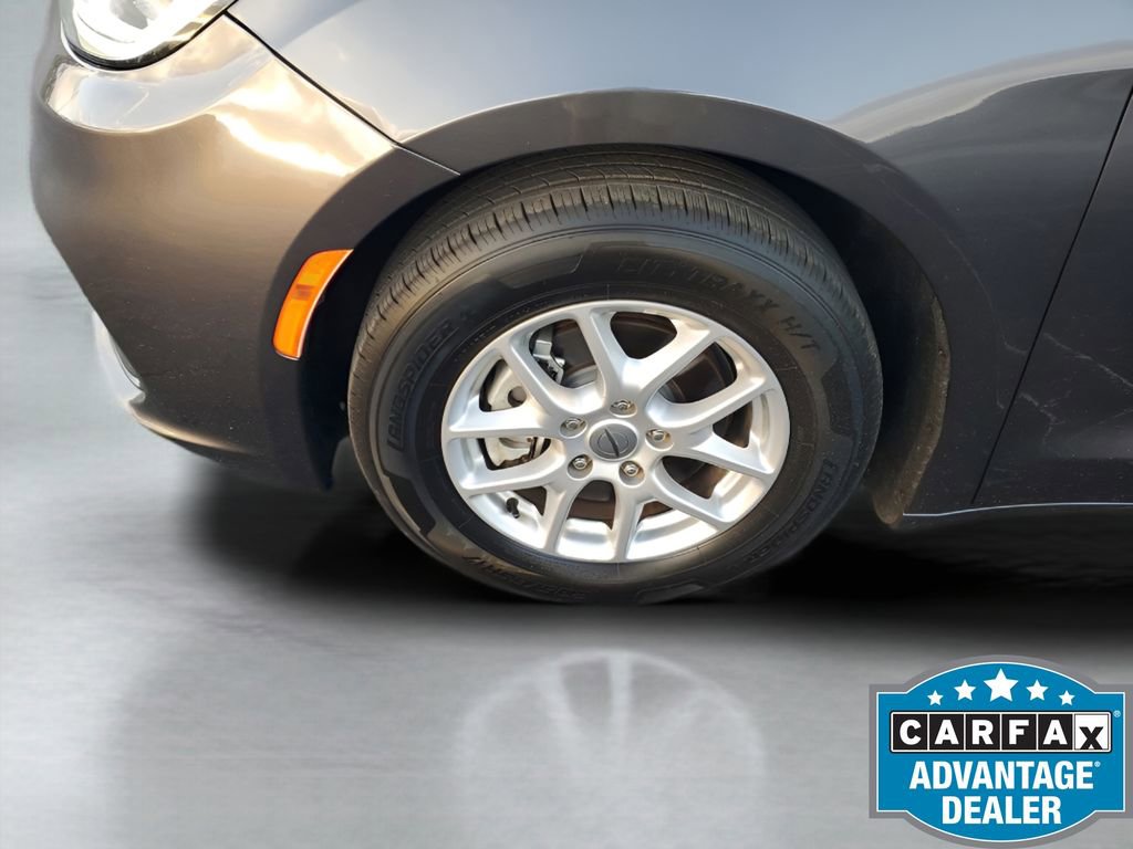 Used 2023 Chrysler Pacifica Touring-L image 21
