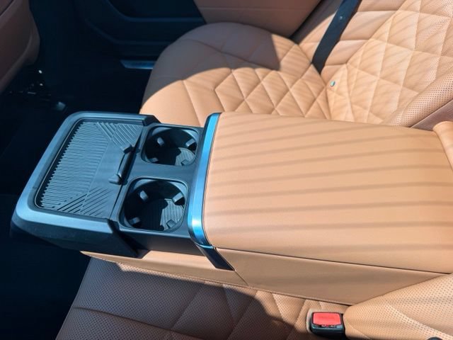 Used 2025 BMW 740i xDrive w/ Premium Package AWD/4WD image 13
