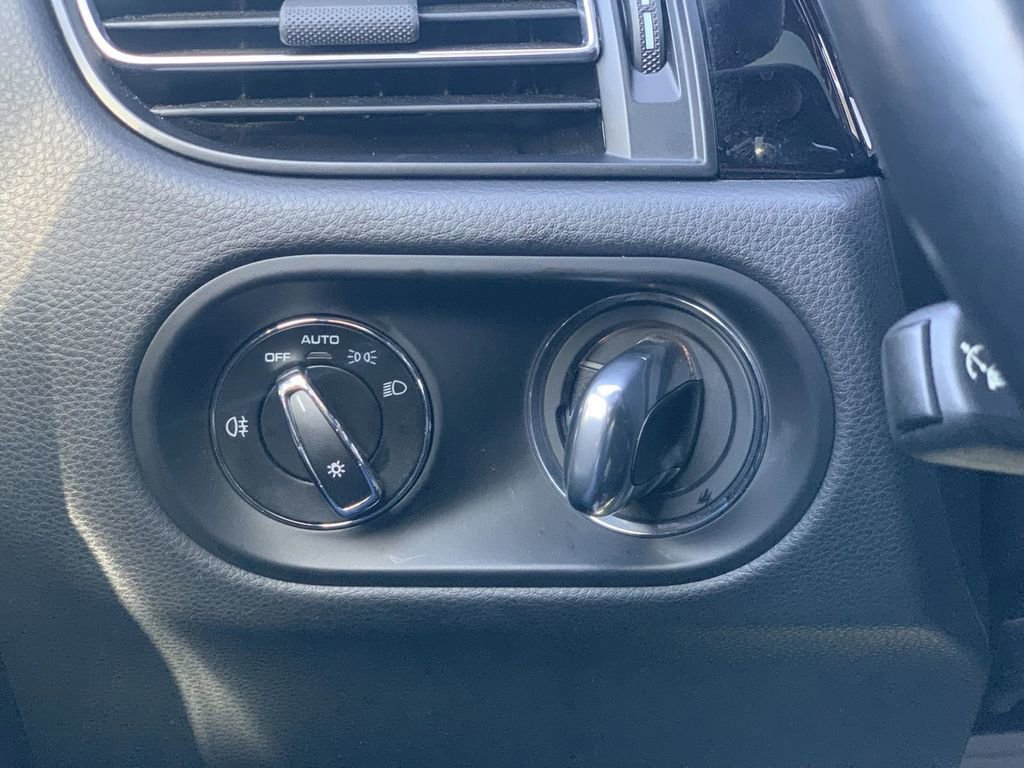 Used 2023 Porsche Macan Base image 15