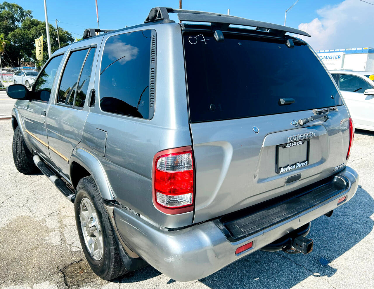 Used 2001 Nissan Pathfinder SE image 3