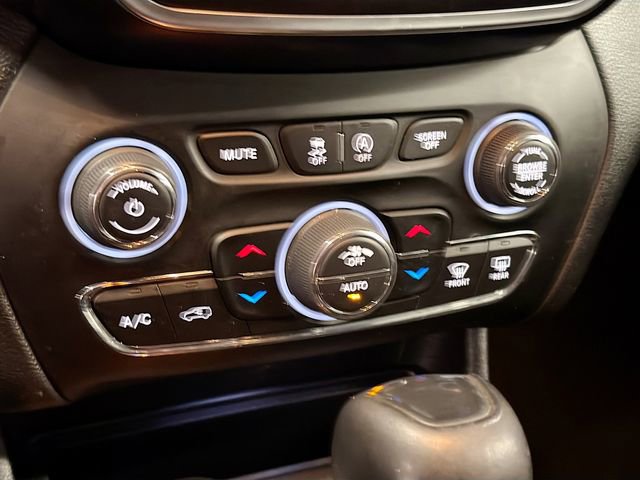 Used 2019 Jeep Cherokee Trailhawk w/ Cold Weather Group image 14