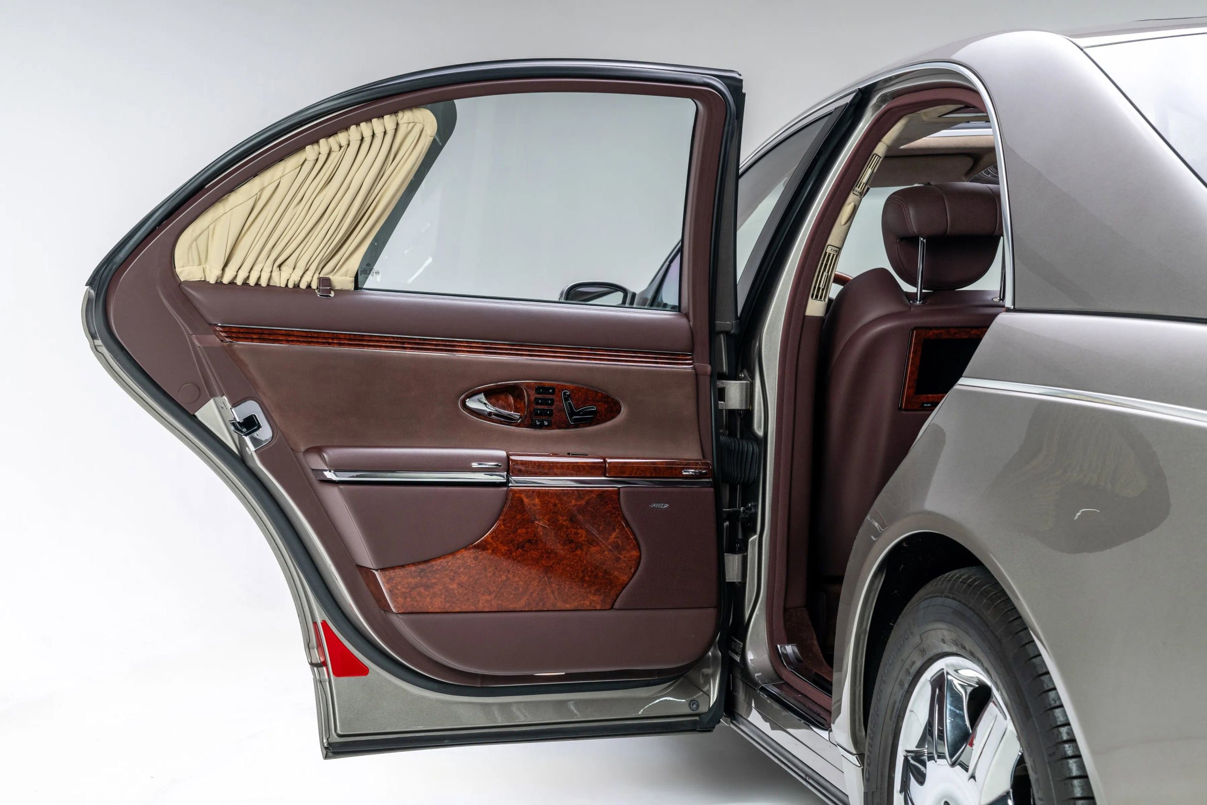 Used 2005 Maybach 57 RWD image 21