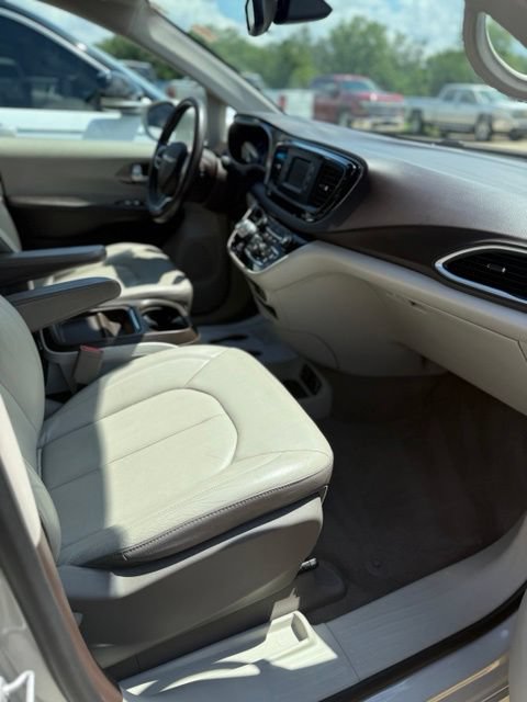 Used 2017 Chrysler Pacifica Touring-L FWD image 15