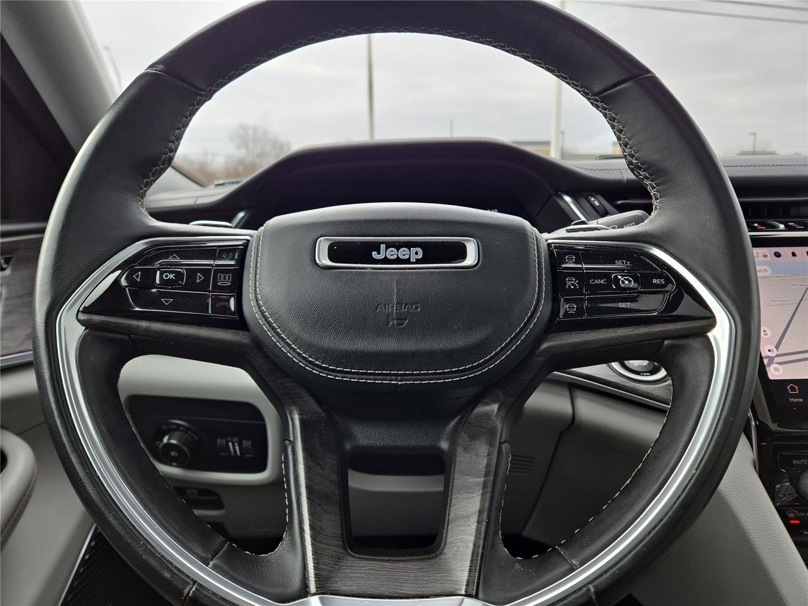 Used 2022 Jeep Grand Cherokee Overland w/ Luxury Tech Group IV image 14