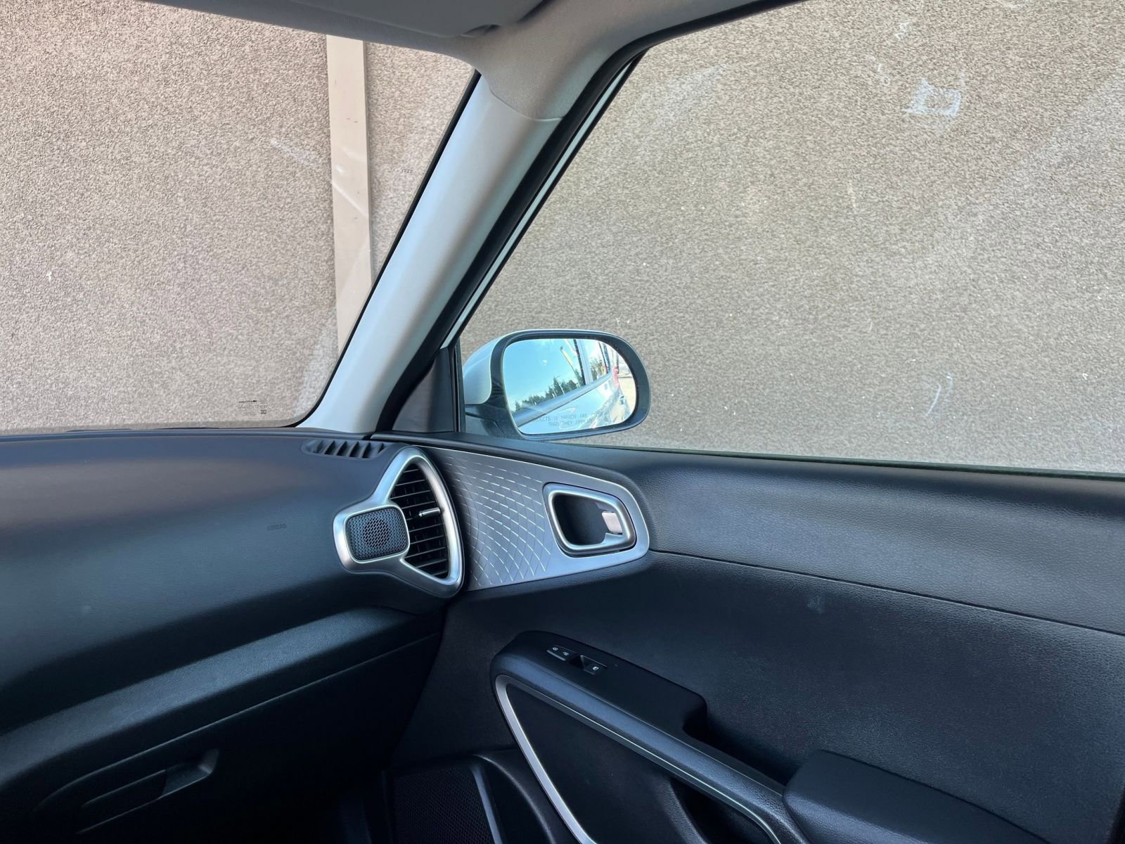 Used 2025 Kia Soul LX w/ LX Technology Package FWD image 35