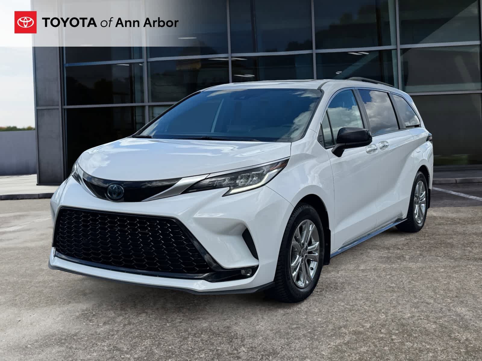 Used 2023 Toyota Sienna XSE w/ XSE Plus Package AWD/4WD image 9