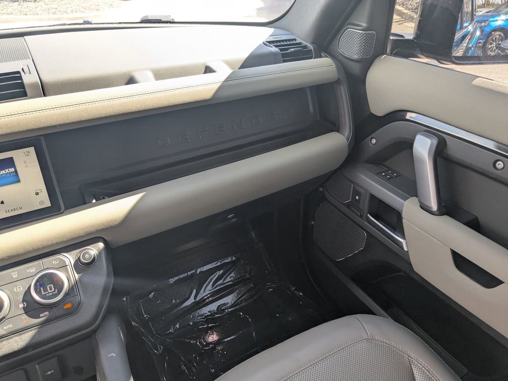 Used 2023 Land Rover Defender 110 X-Dynamic SE image 4