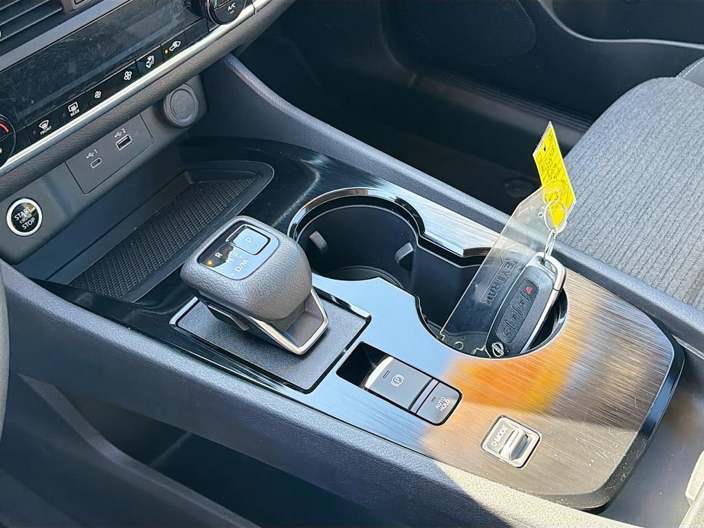 Used 2023 Nissan Rogue SV image 30