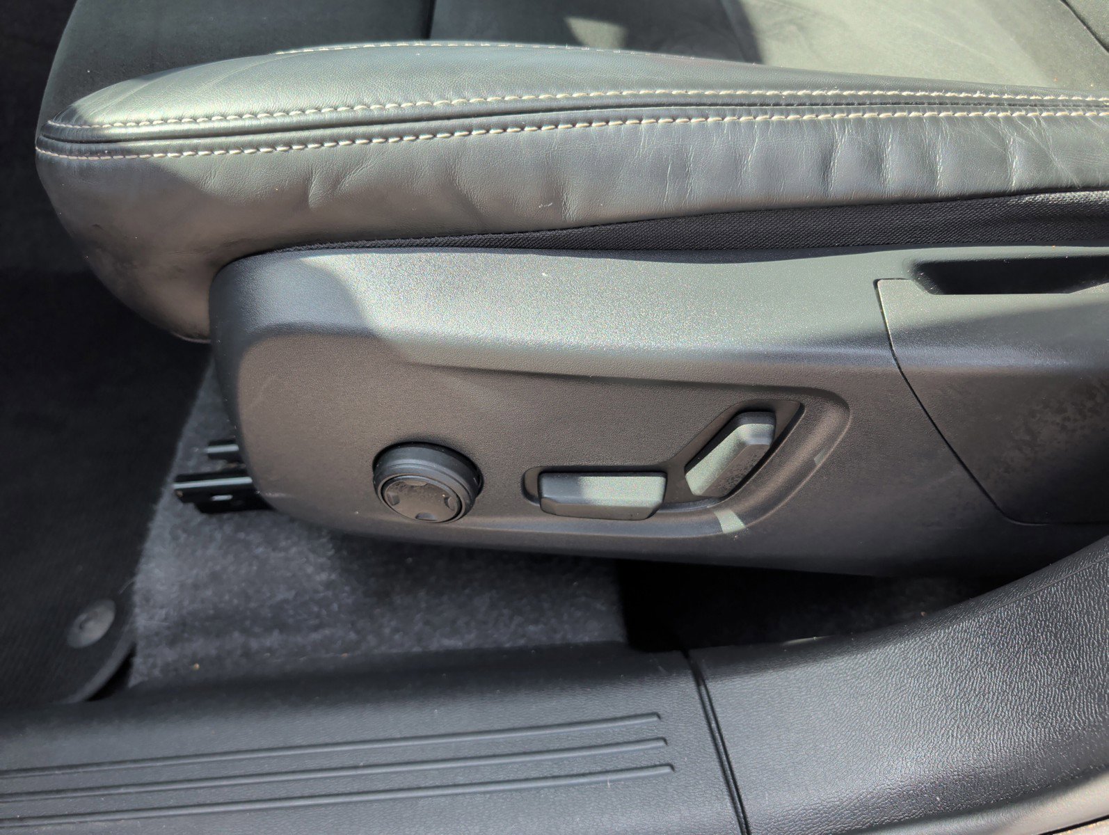 Used 2022 Volvo XC40 T5 R-Design image 16