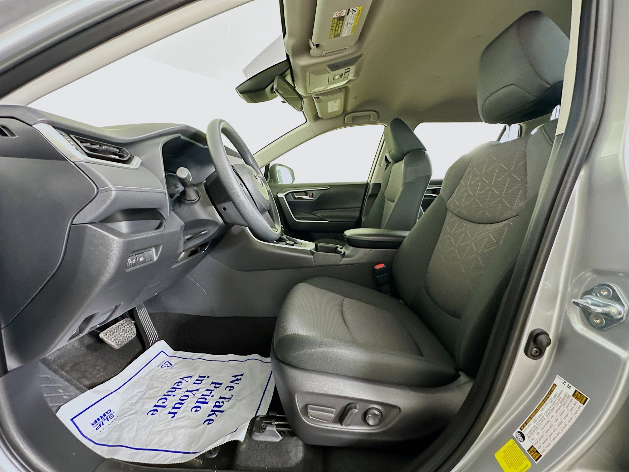 Used 2025 Toyota RAV4 XLE image 13