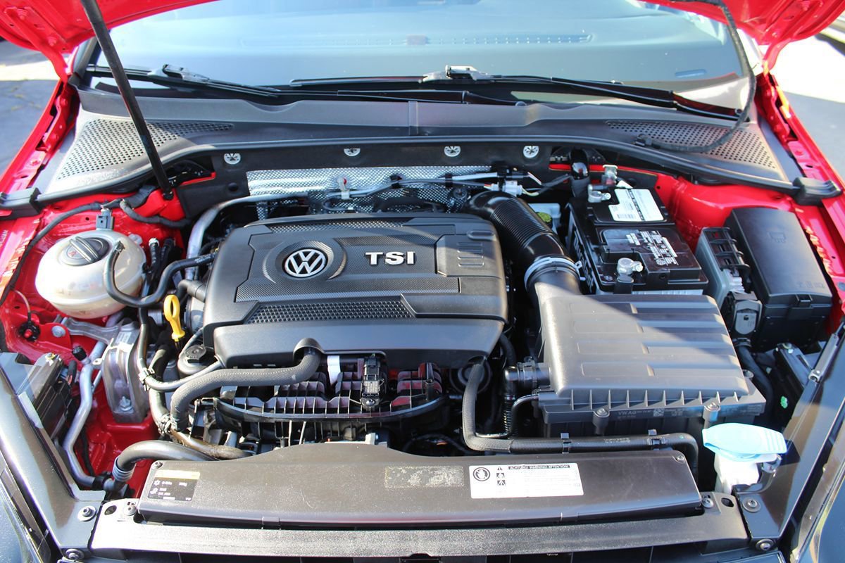 Used 2015 Volkswagen GTI SE FWD image 31