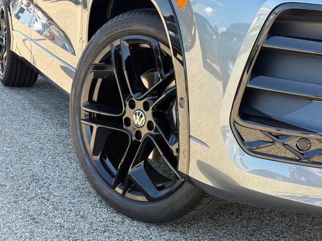 Certified 2026 Volkswagen Tiguan SE R-Line FWD image 2
