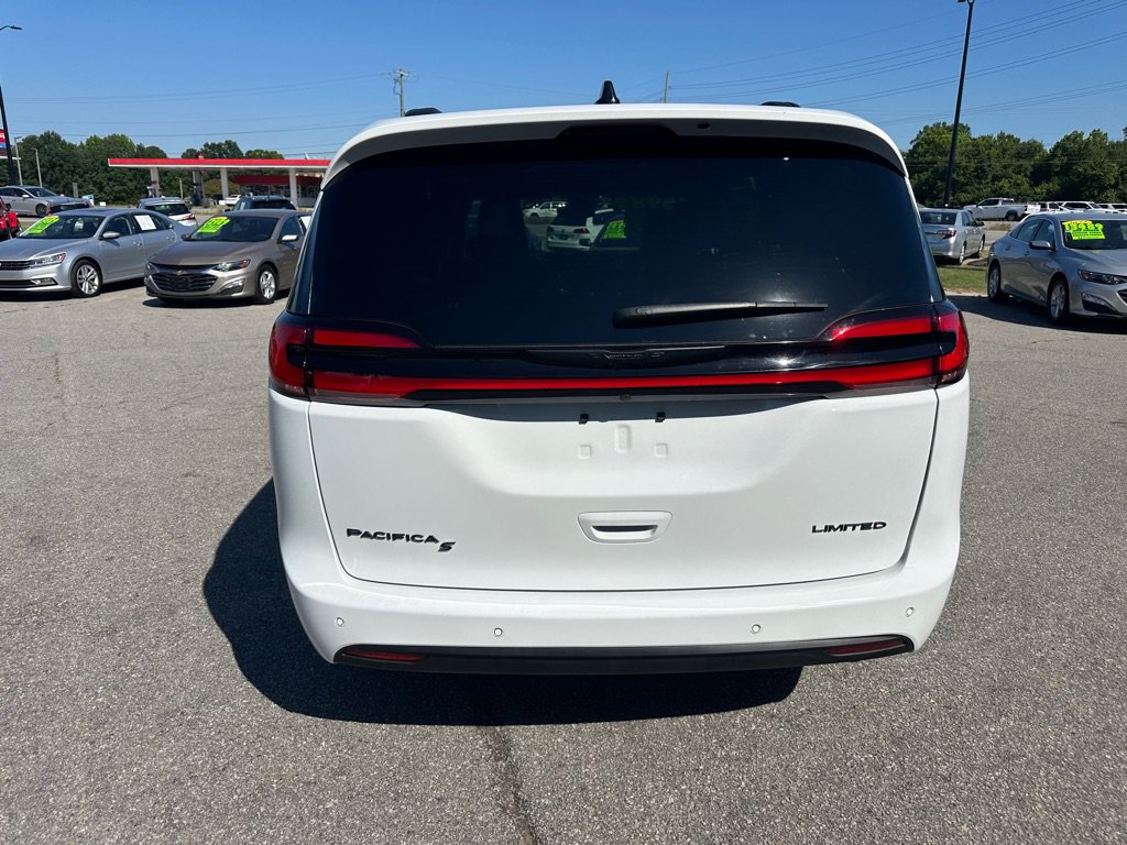 Used 2025 Chrysler Pacifica Limited FWD image 4