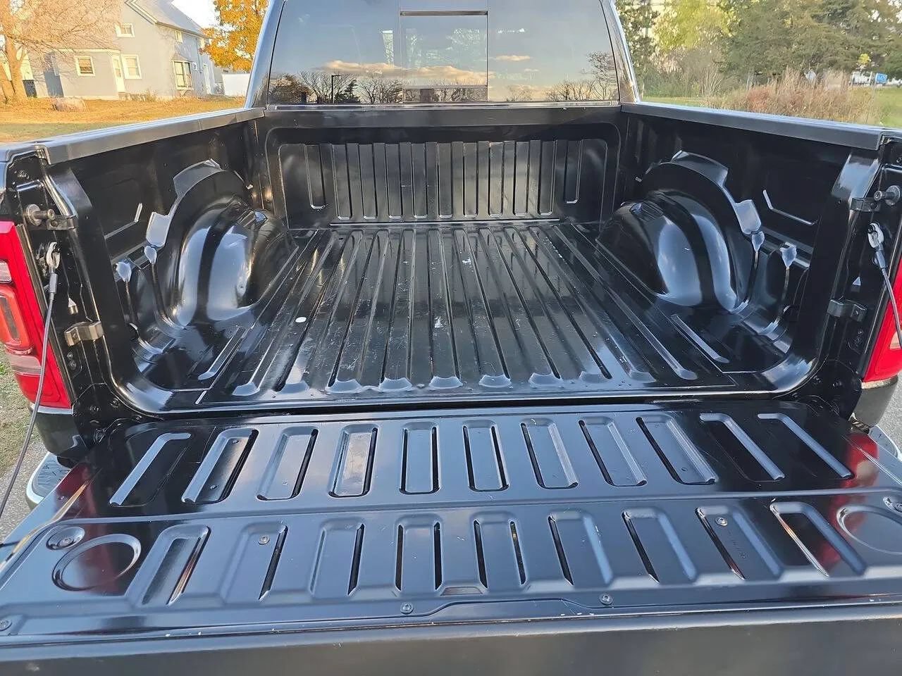 Used 2019 RAM 1500 Laramie AWD/4WD image 23