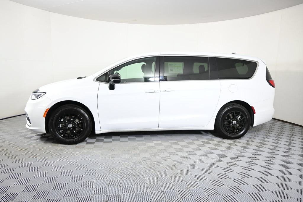 Used 2024 Chrysler Pacifica Touring FWD image 2