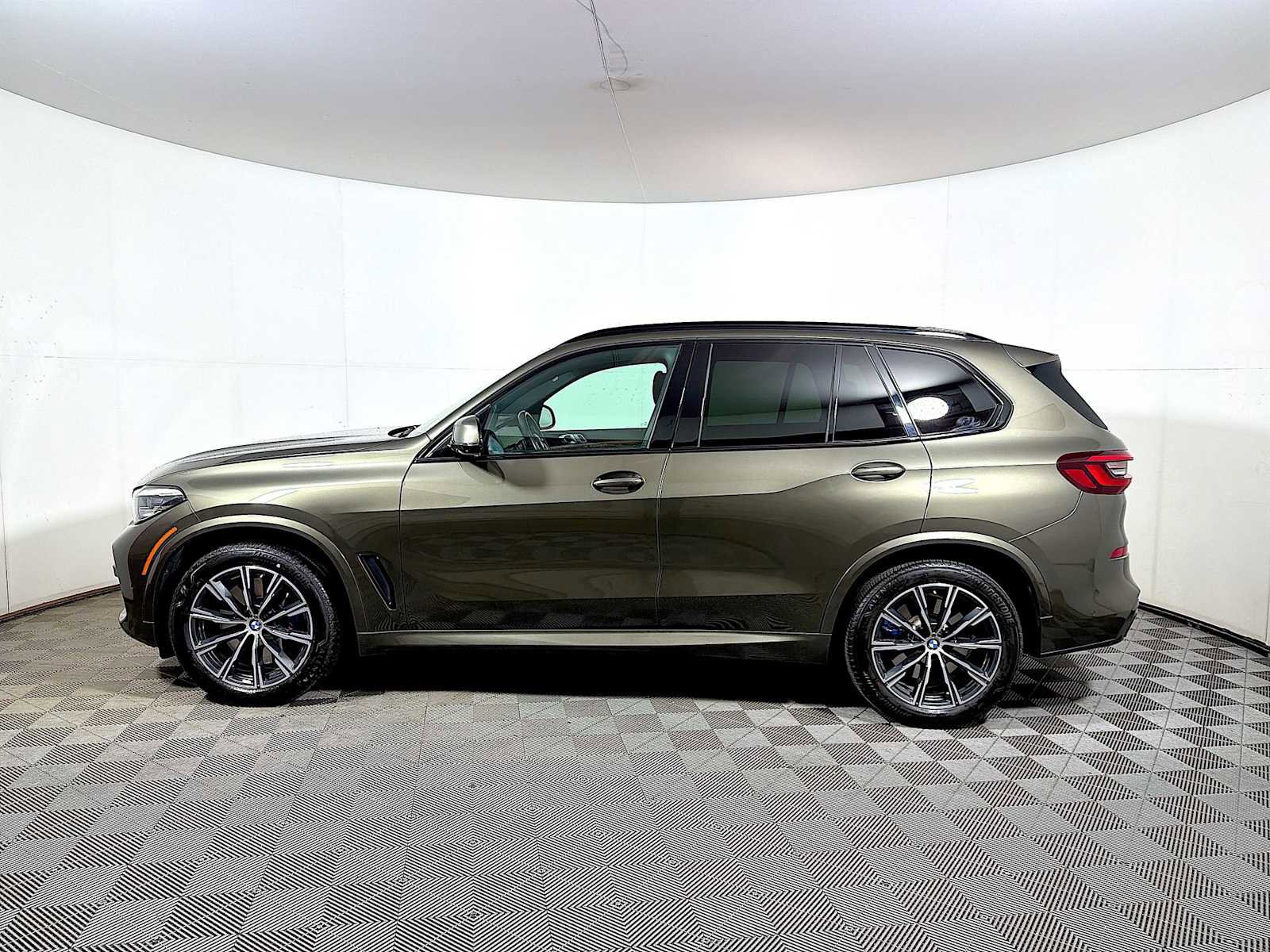 Used 2023 BMW X5 M50i w/ Parking Assistance Package image 4