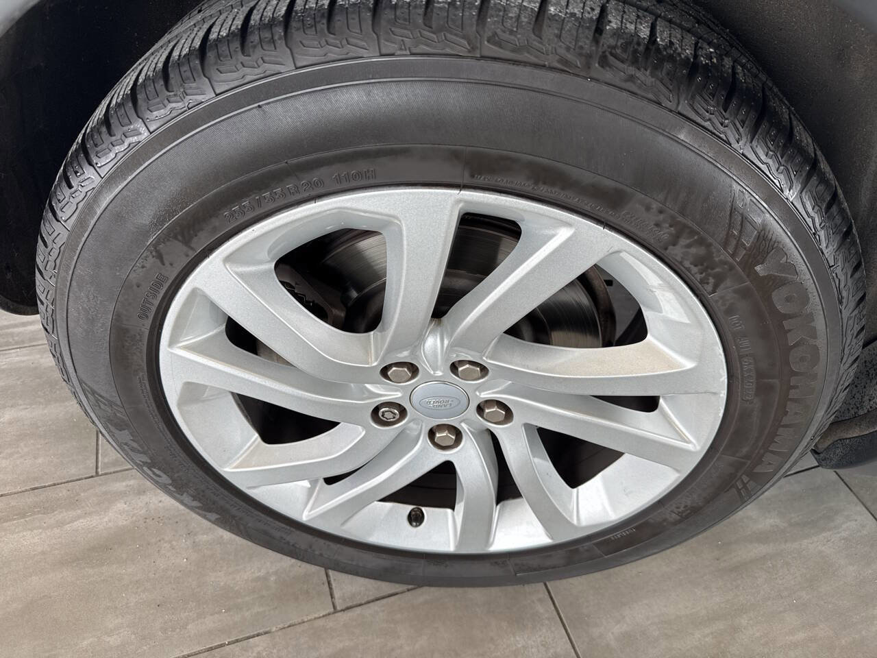 Used 2017 Land Rover Discovery HSE image 18