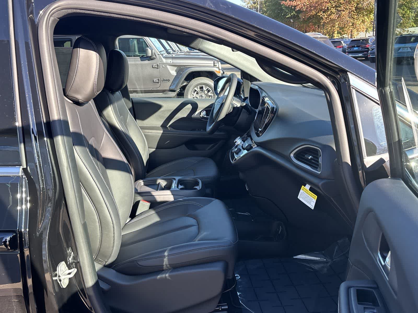 New 2027 Chrysler Pacifica LX FWD image 9