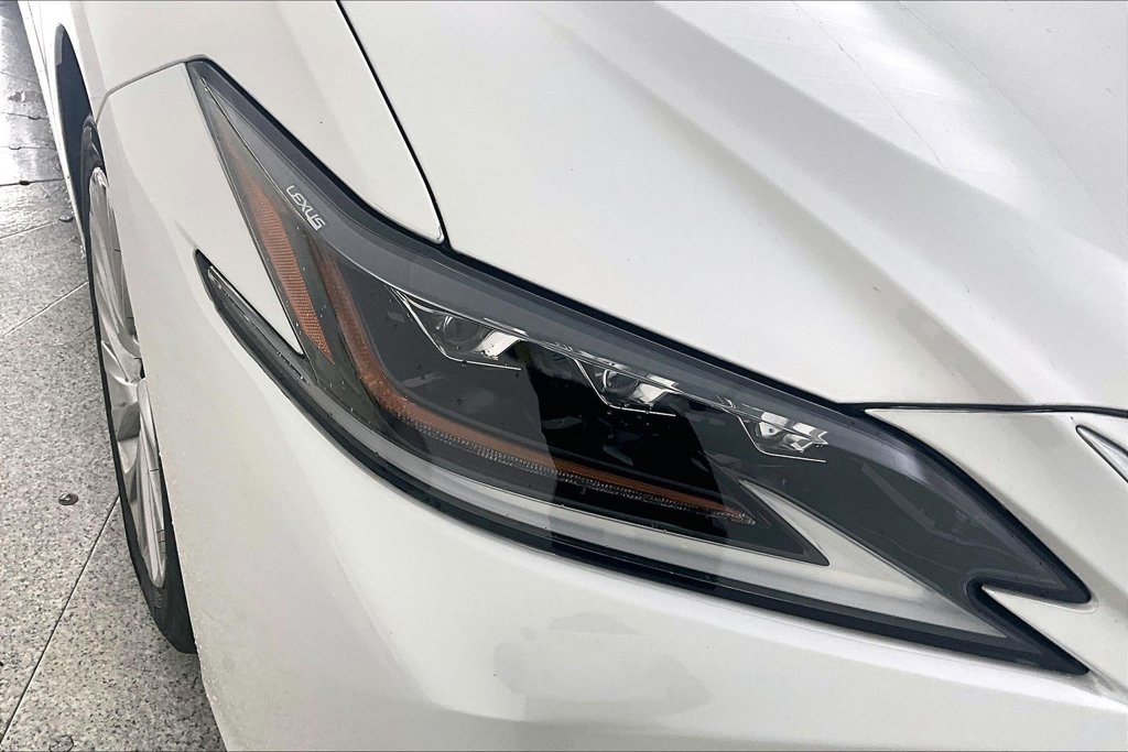Used 2020 Lexus ES 300h Ultra Luxury w/ Accessory Package 2 FWD image 38