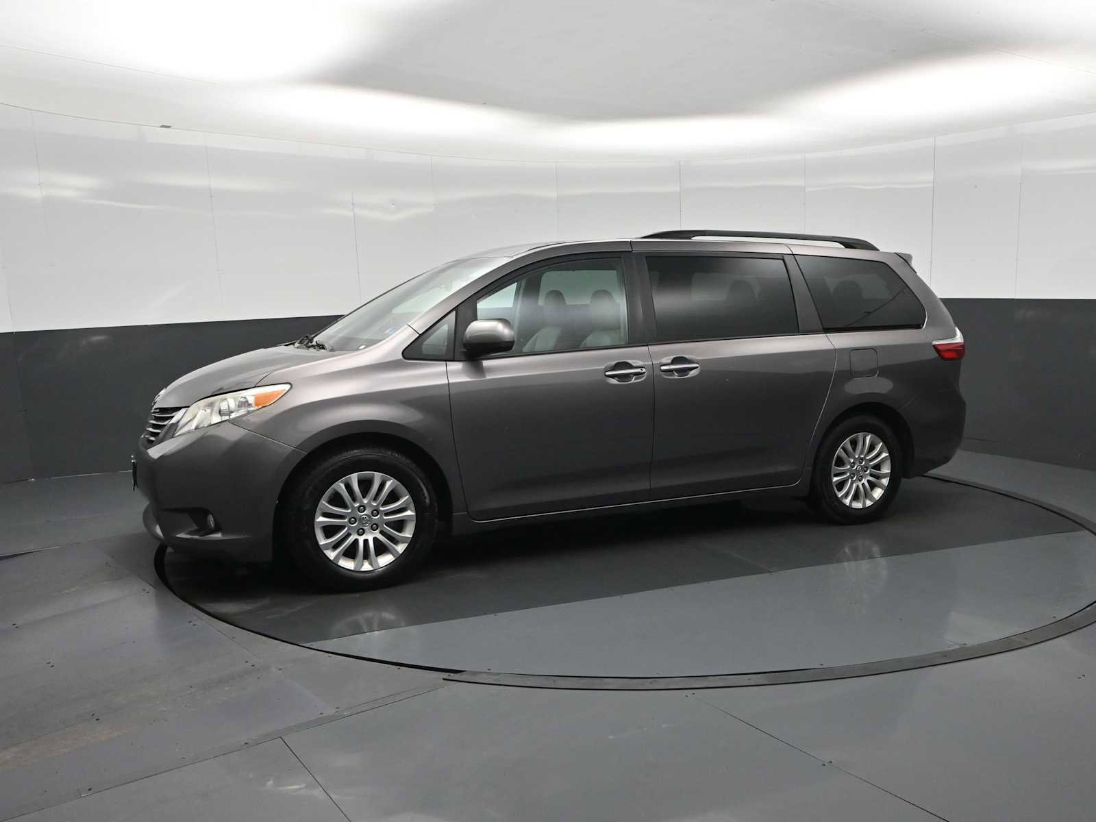 Used 2015 Toyota Sienna XLE image 4