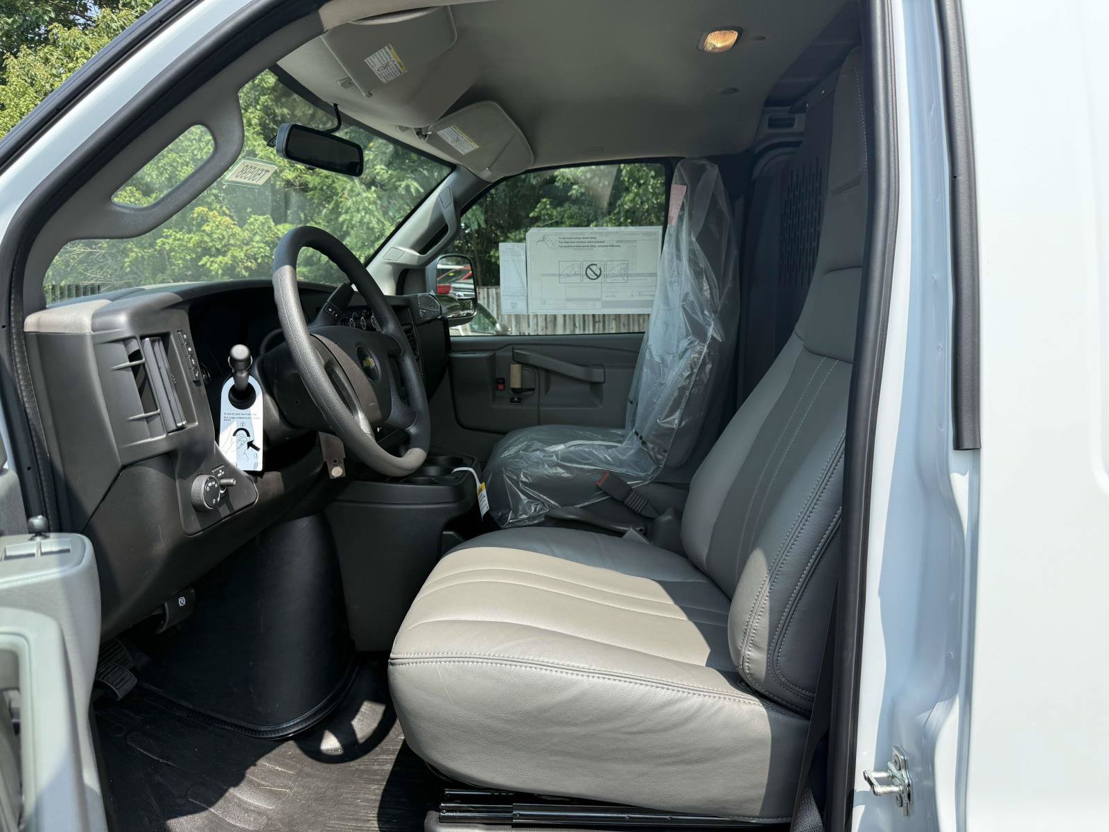 New 2025 Chevrolet Express 3500 Extended RWD image 18