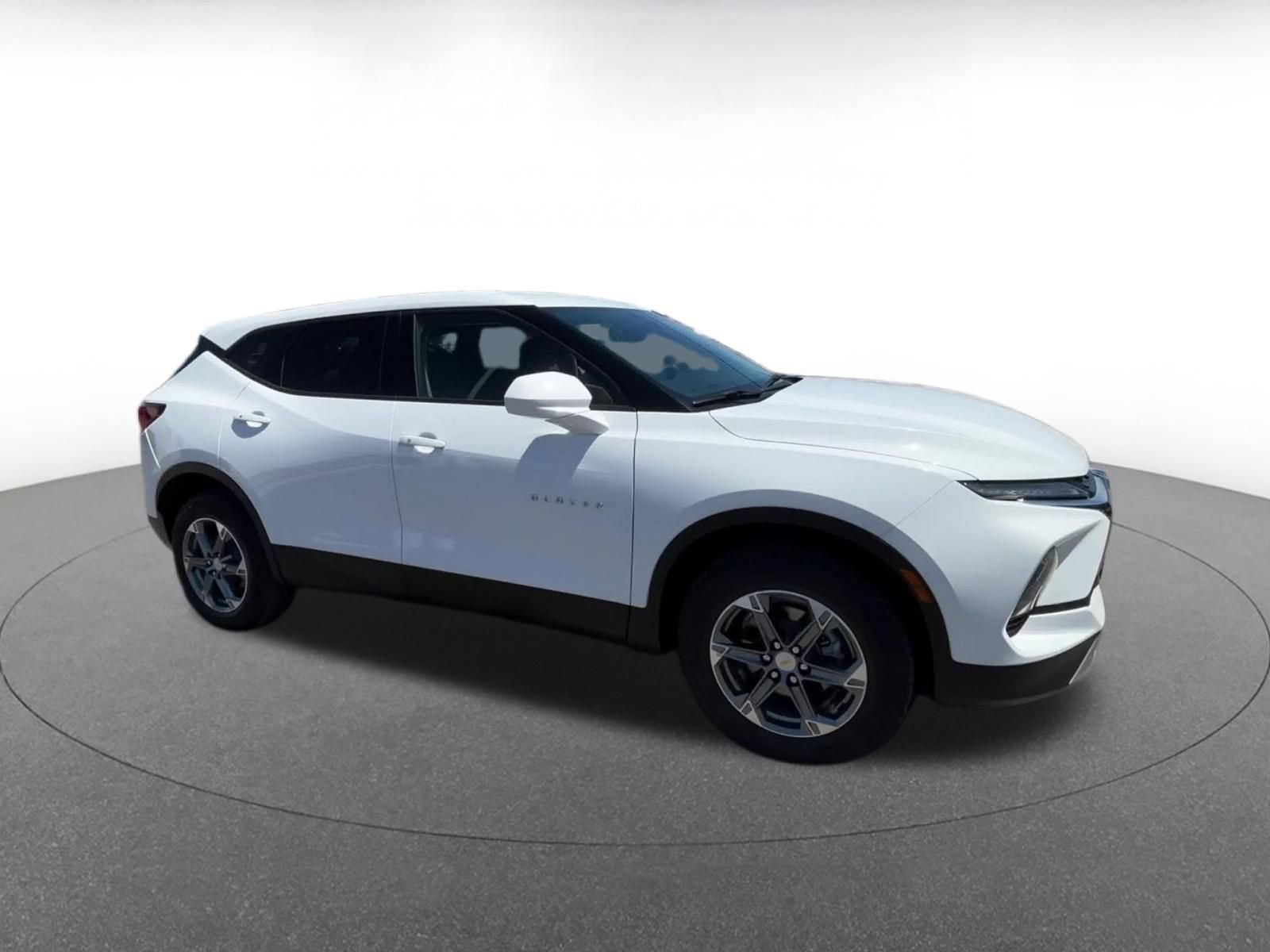 Used 2025 Chevrolet Blazer LT FWD image 2