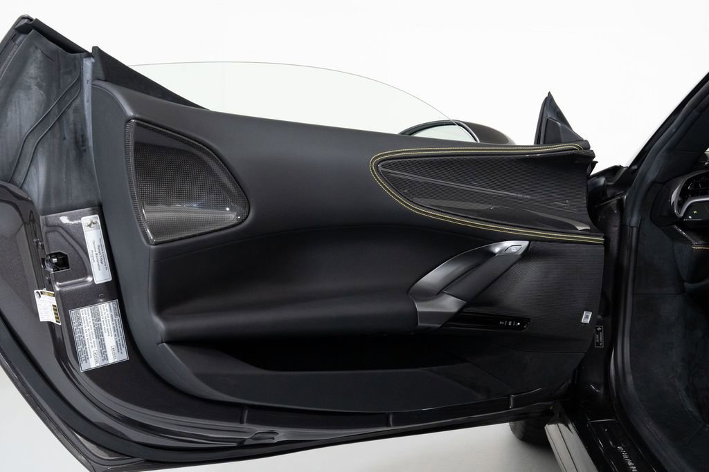 Used 2022 Ferrari SF90 Spider image 32