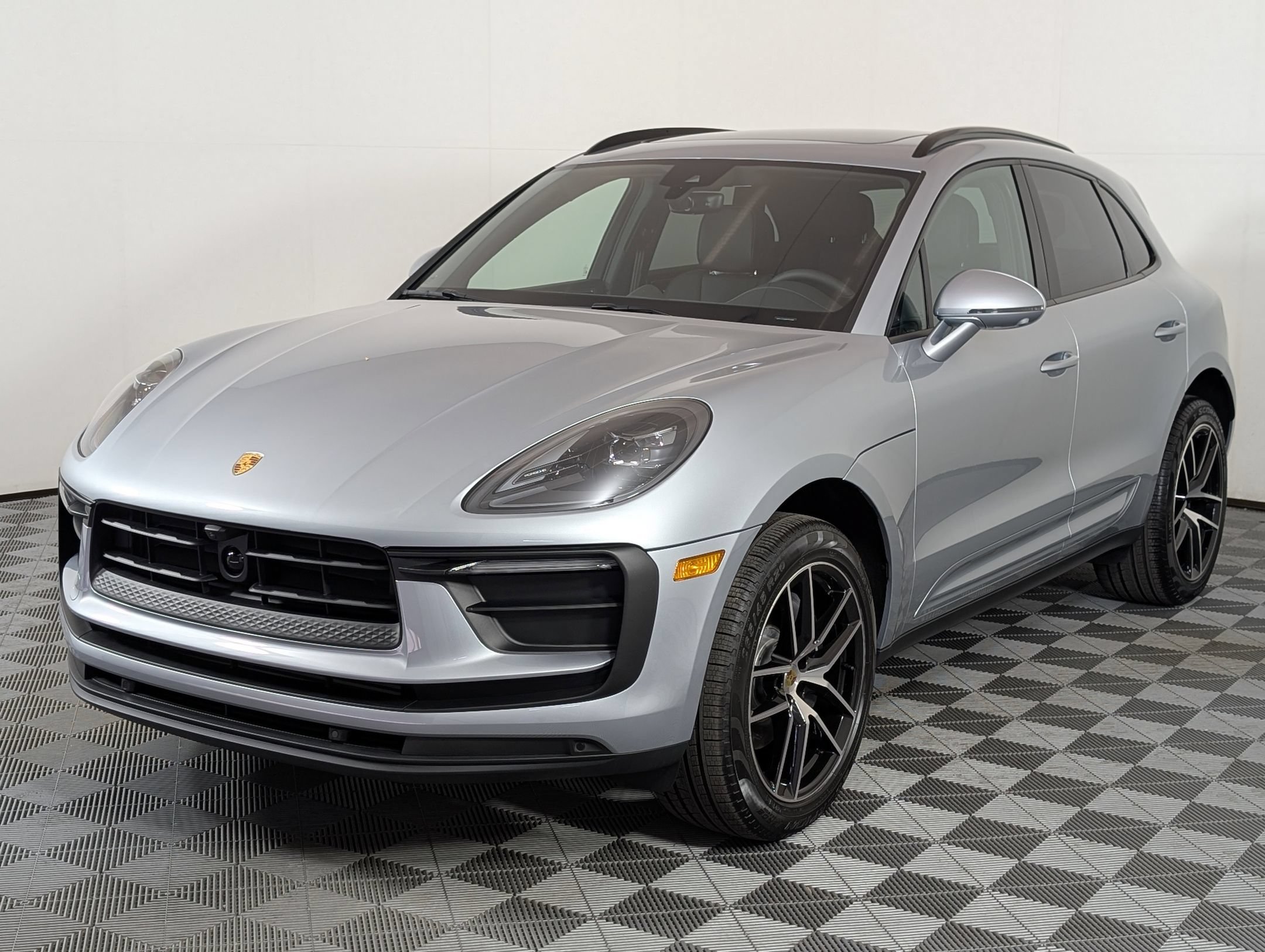 Certified 2025 Porsche Macan AWD/4WD image 1