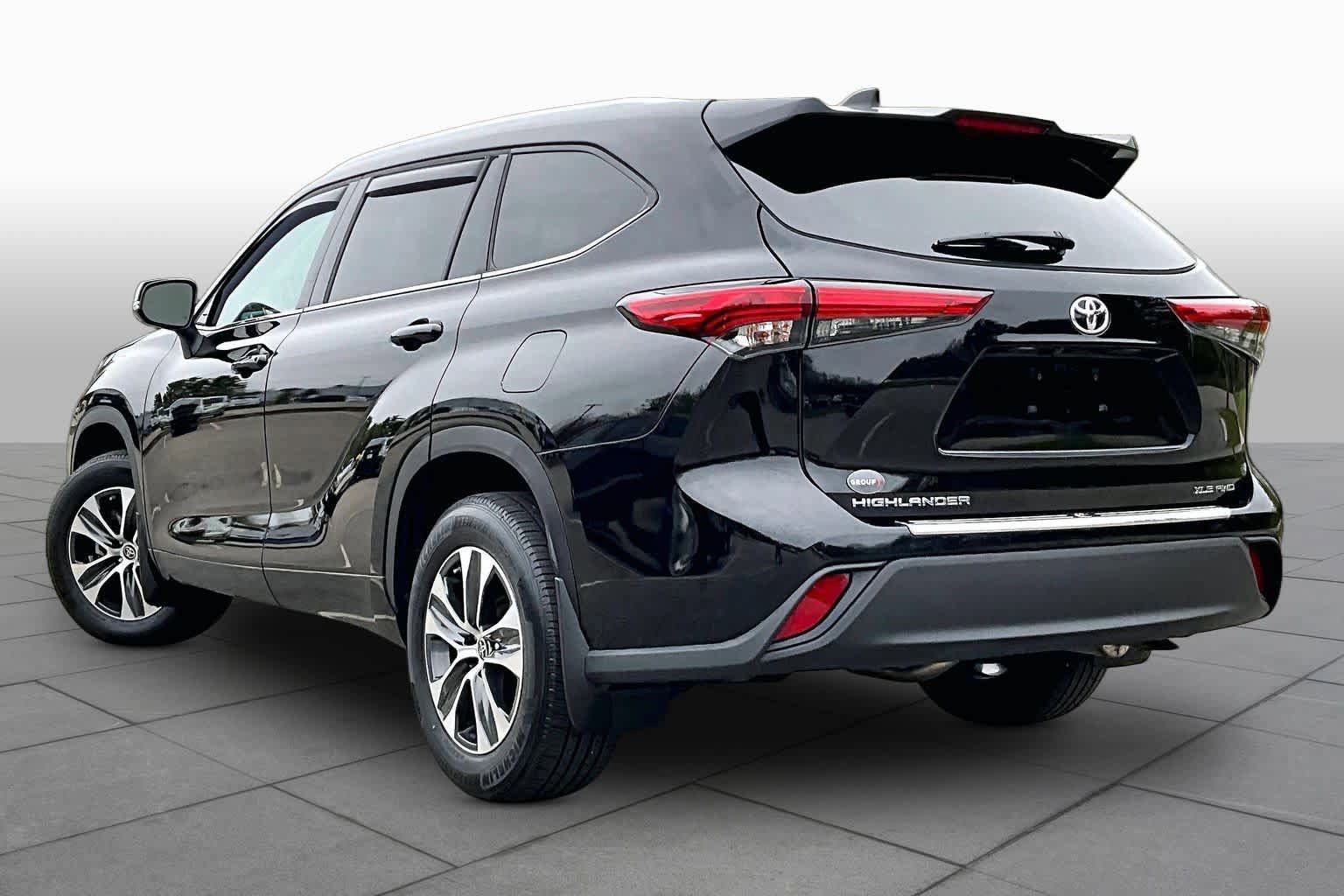 Used 2021 Toyota Highlander XLE AWD/4WD image 12