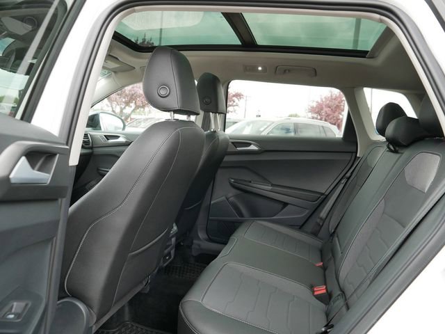Used 2025 Volkswagen Taos SE AWD/4WD image 17