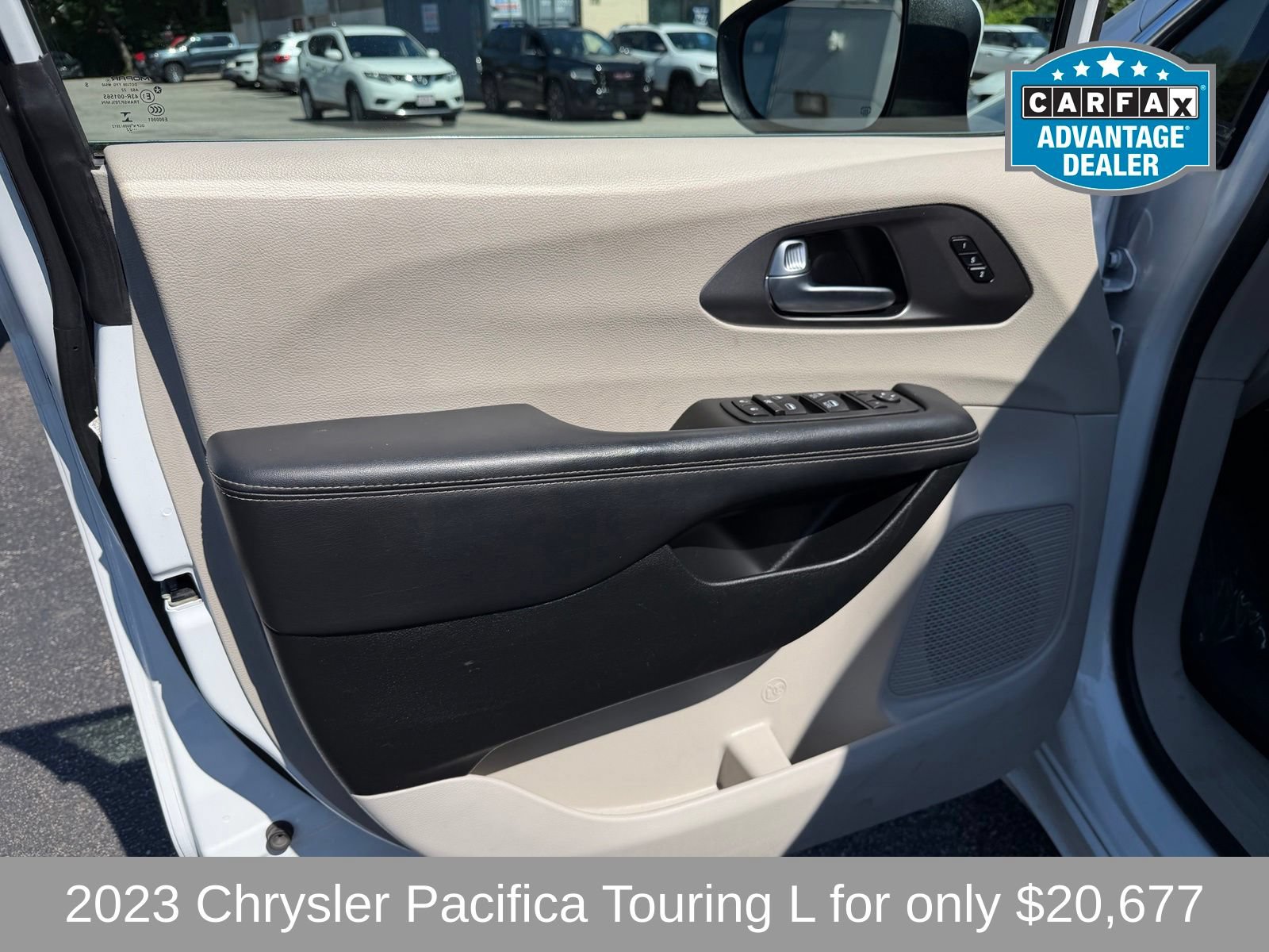 Used 2023 Chrysler Pacifica Touring-L FWD image 13