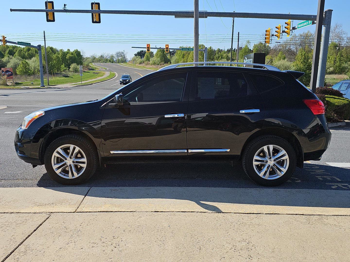 Used 2013 Nissan Rogue SV image 3