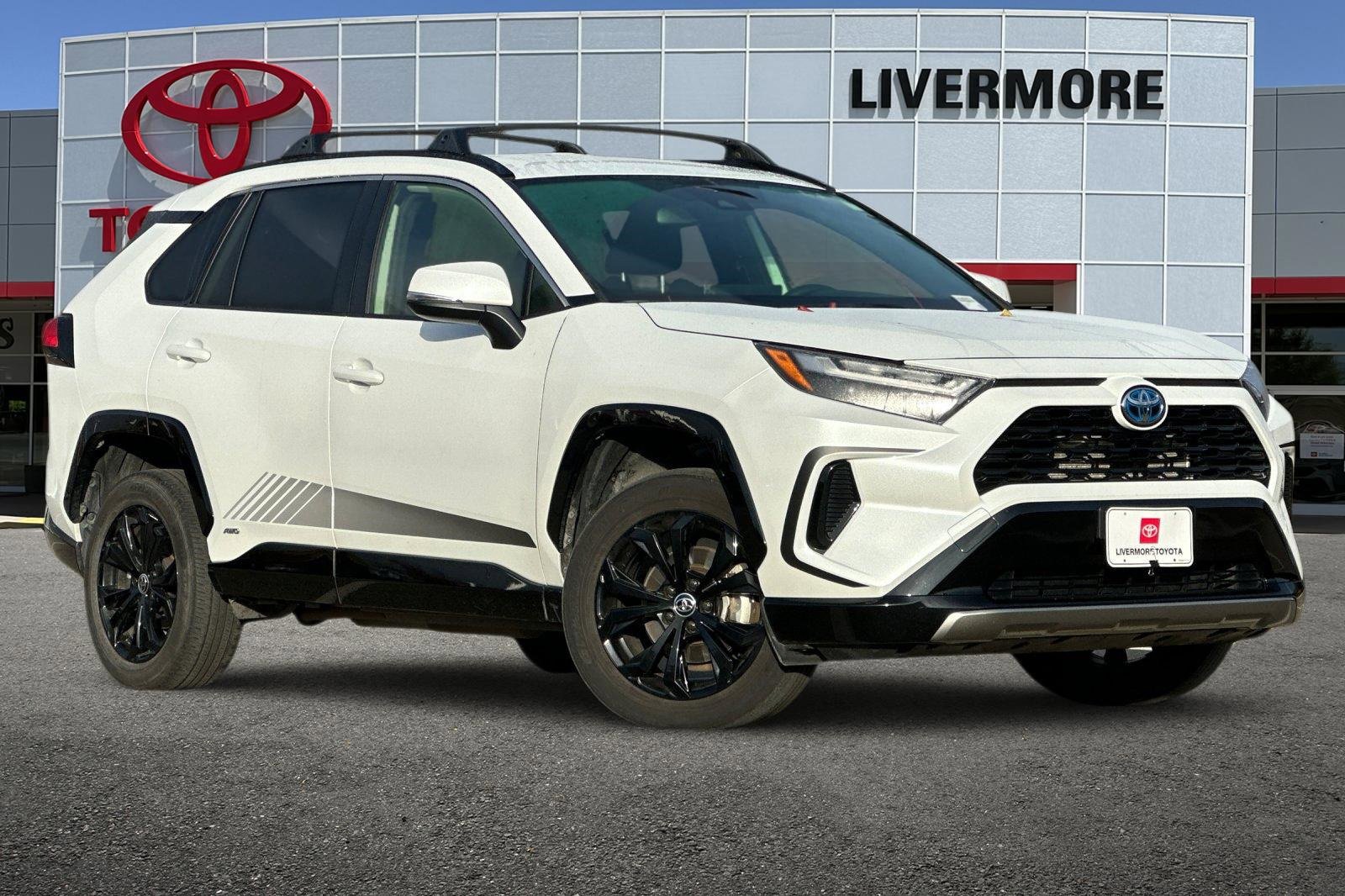 Used 2024 Toyota RAV4 SE image 2