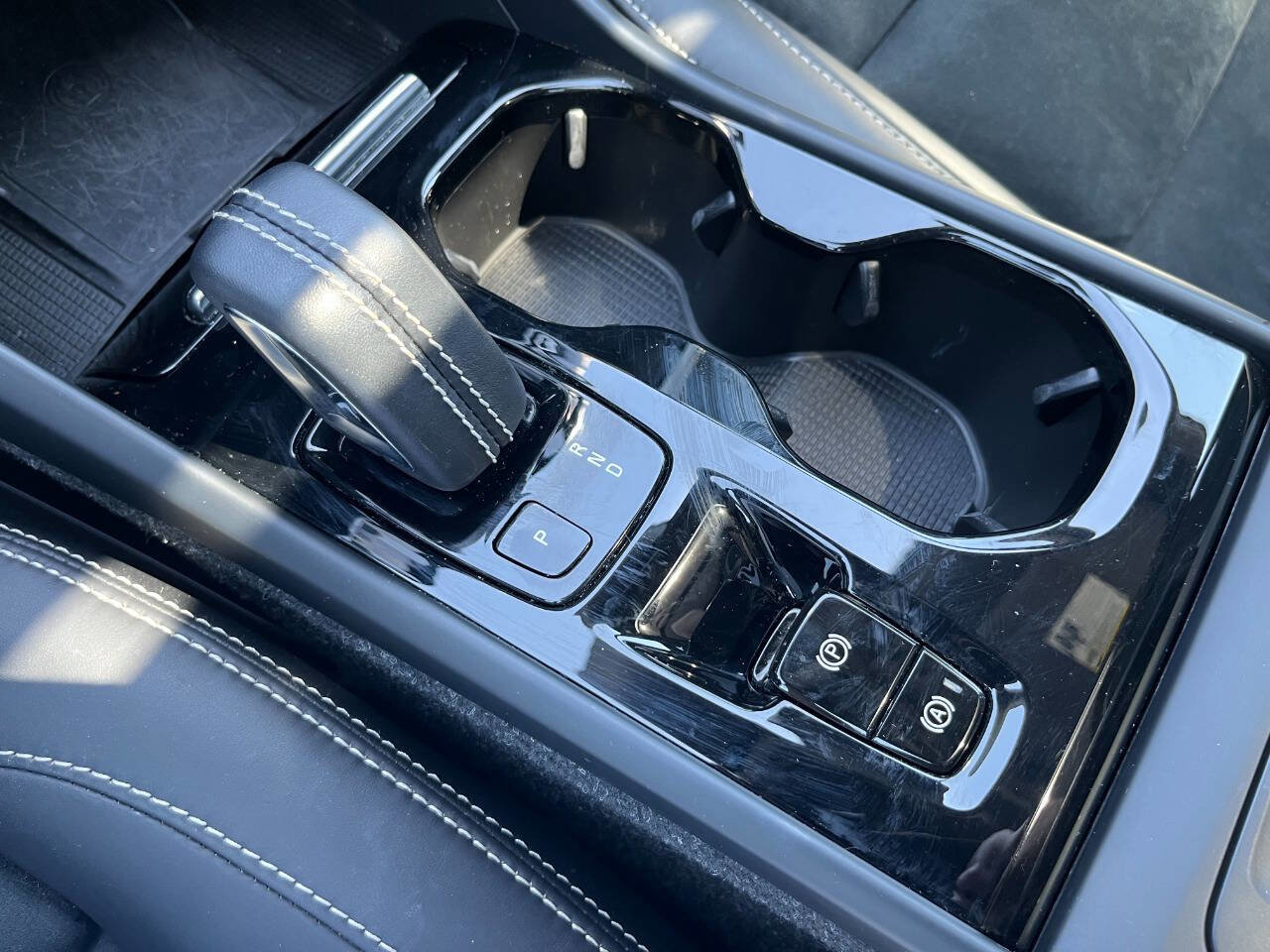 Used 2022 Volvo XC40 T5 R-Design w/ Advanced Package image 30