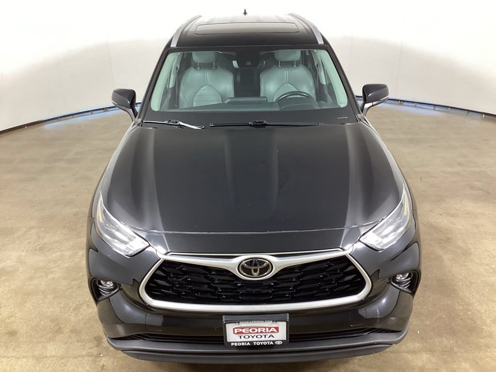 Used 2022 Toyota Highlander XLE AWD/4WD image 4