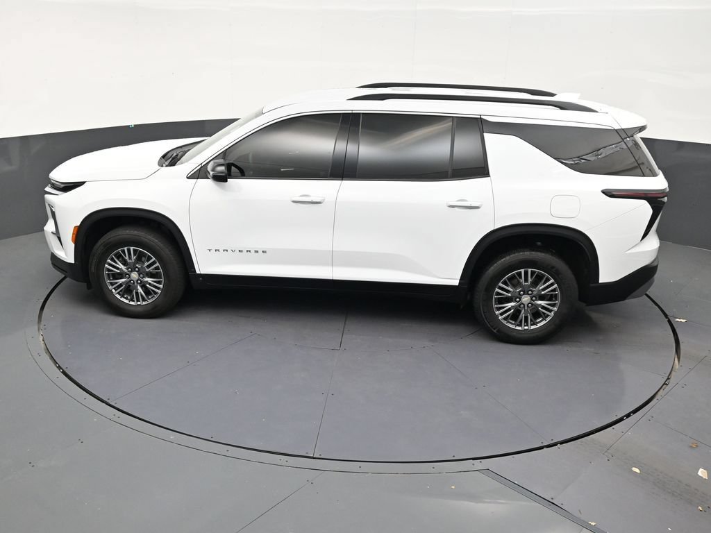 Used 2025 Chevrolet Traverse LT FWD image 13