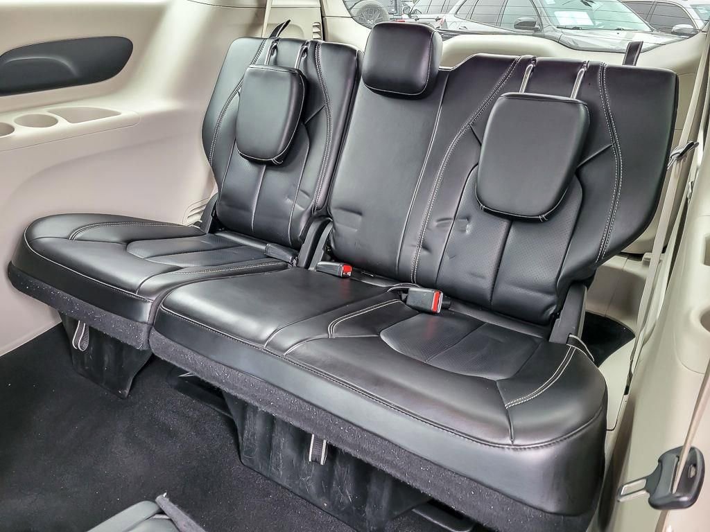 Used 2023 Chrysler Pacifica Touring-L image 11