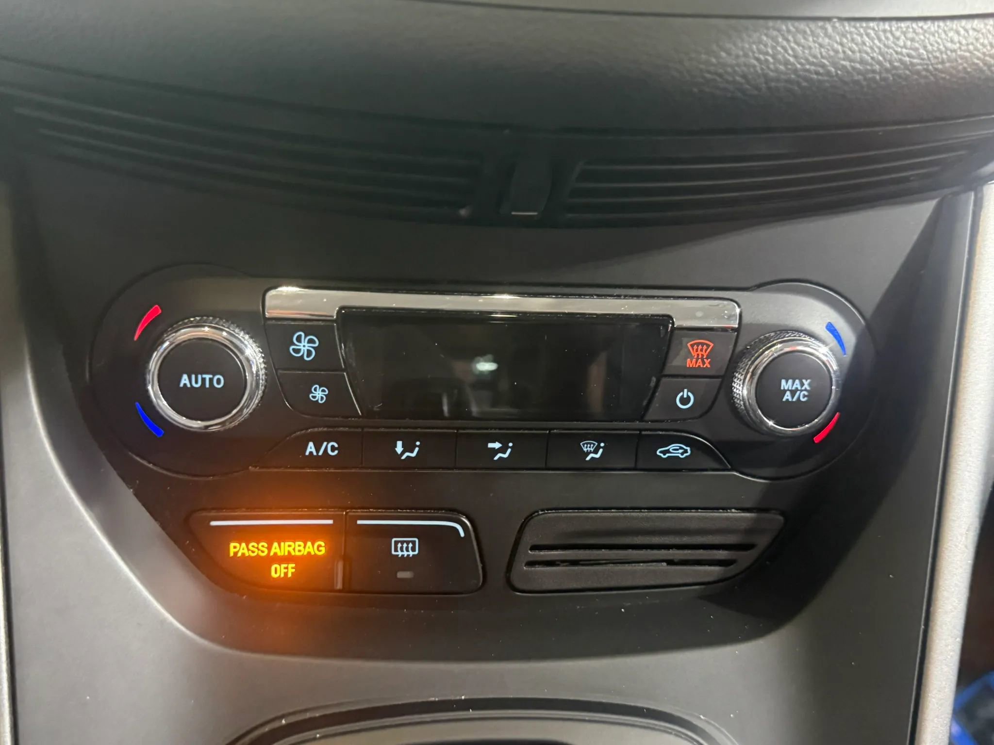 Used 2015 Ford Escape SE w/ SE Chrome Package image 22