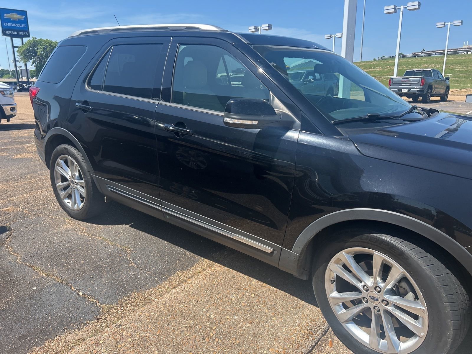 Used 2018 Ford Explorer XLT w/ Equipment Group 202A image 10