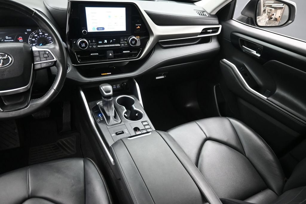 Used 2023 Toyota Highlander XLE AWD/4WD image 16