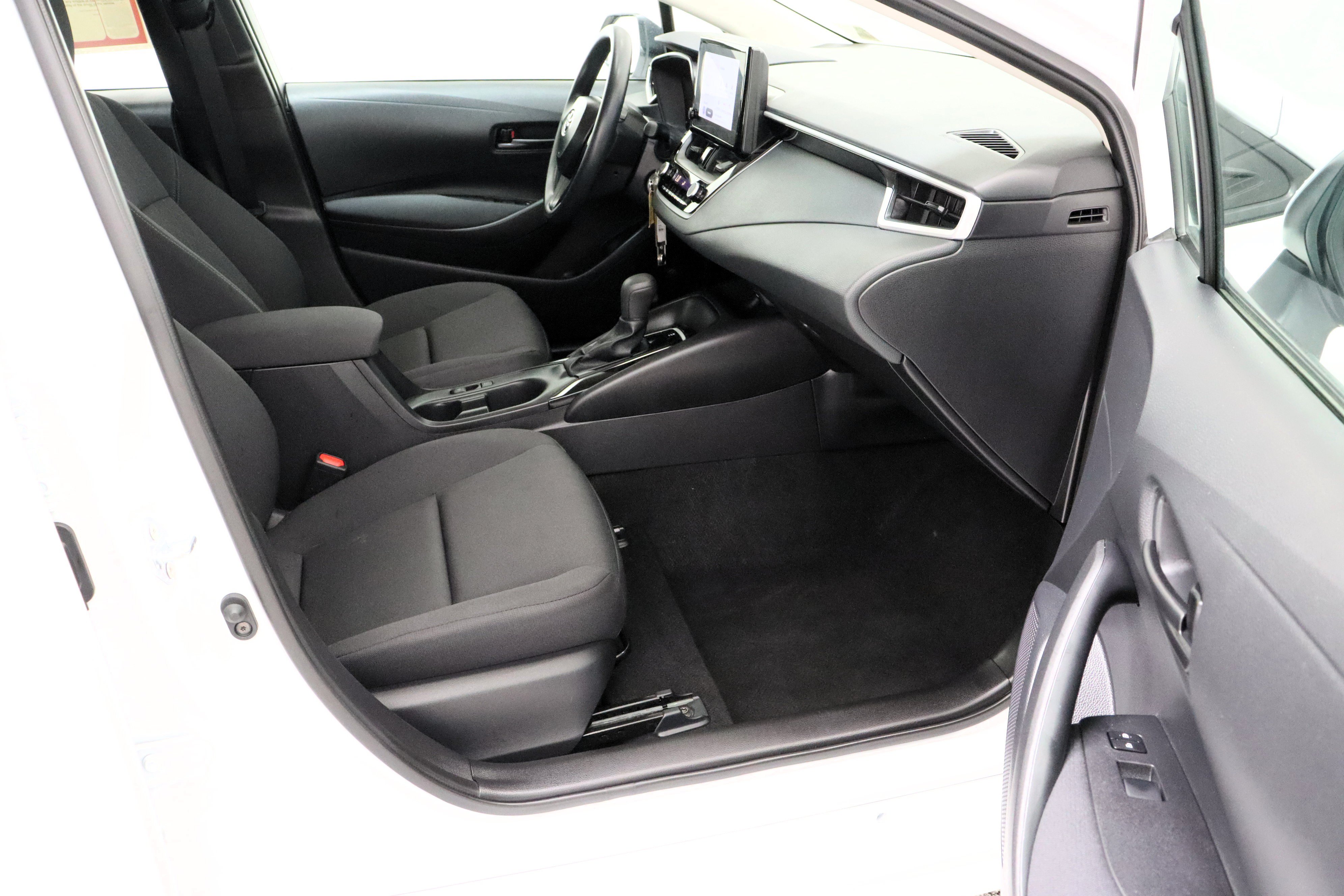 Used 2025 Toyota Corolla LE FWD image 33